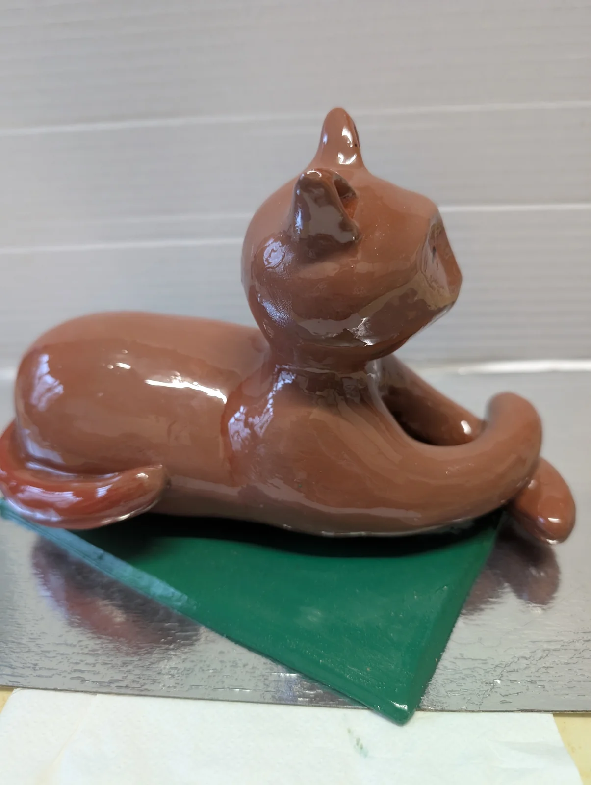 Chat allongé, vue 3