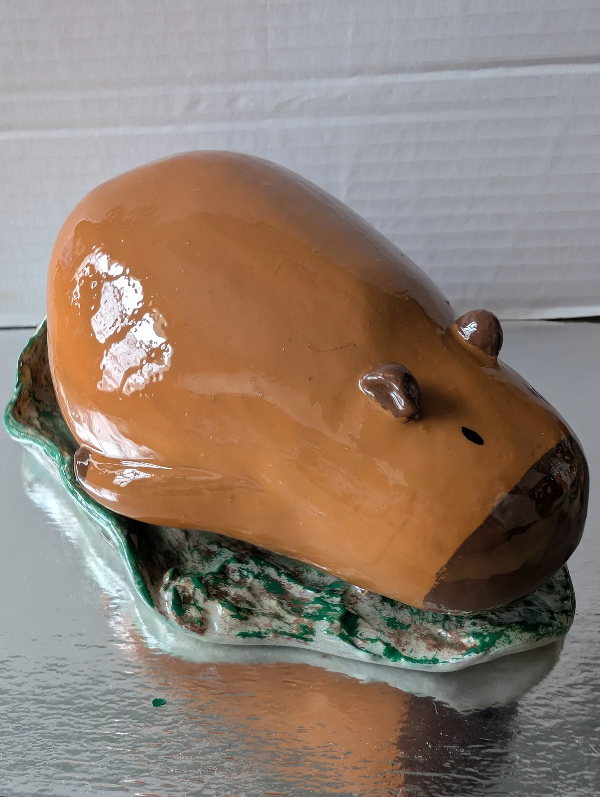 Capybara allongé, vue 1