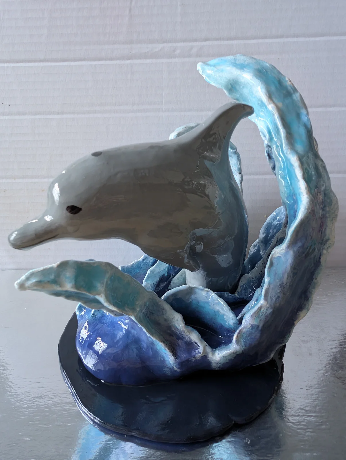 Dauphin dans les vagues, vue 2
